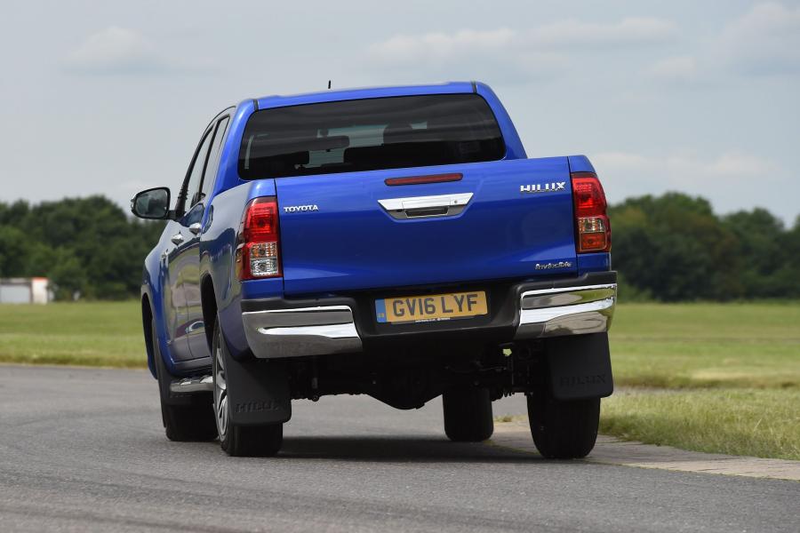  Toyota Hilux Invincible Double Cab 2016 года  (UK) (фото 30 из 30)